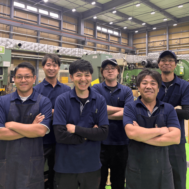 工場での社員集合写真