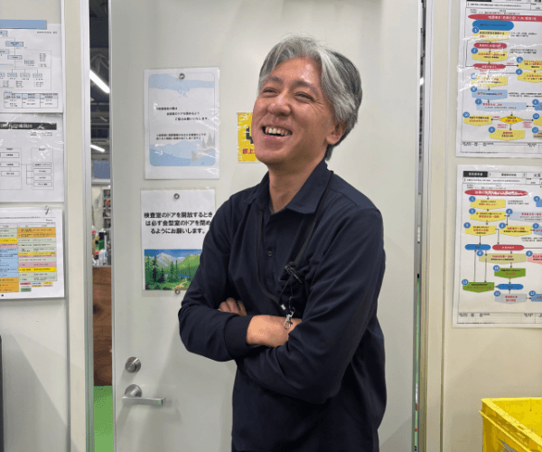 作業に取り組む社員